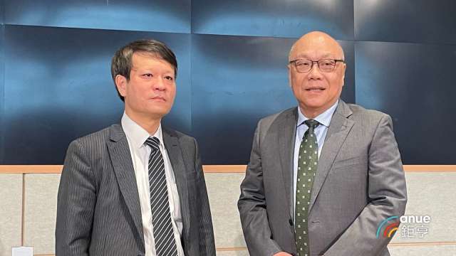 華紙董事長黃鯤雄(右)、總經理陳瑞和(左)。(鉅亨網記者劉玟妤攝)