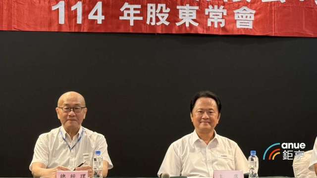 玉晶光董事長陳天慶(右)跟總經理郭英理。(鉅亨網記者張欽發攝)
