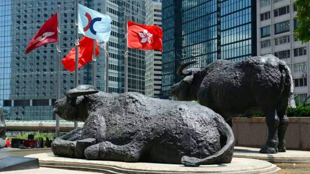 〈港股盤後〉高開低走 恒指收挫0.34% 失守24000關口(圖:shutterstock)