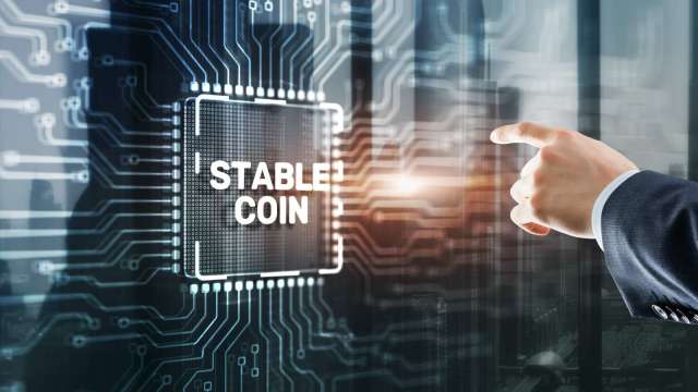 美參議院通過穩定幣法案 加密貨幣監管邁出關鍵一步 (圖:shutterstock)