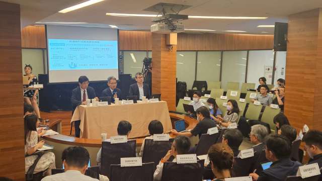 經部召開「離岸風電」、「太陽光電」溝通會議 聚焦環境監測、漁電共生議題。(圖:經濟部提供)
