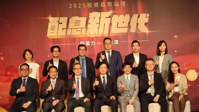「鉅亨買基金」論壇吸睛超過300人關注,專家:配息基金多以股票型為趨勢。(鉅亨網記者黃皓宸攝)
