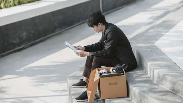 美國上周初領失業金人數微幅下降,但仍穩定在8個月來的高檔。(圖:Shutterstock)