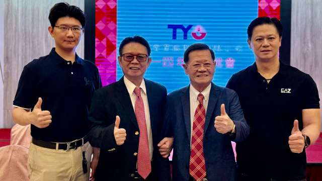 東陽集團總裁吳永祥(左2)和董事長吳永茂(右2)。(圖:東陽提供)