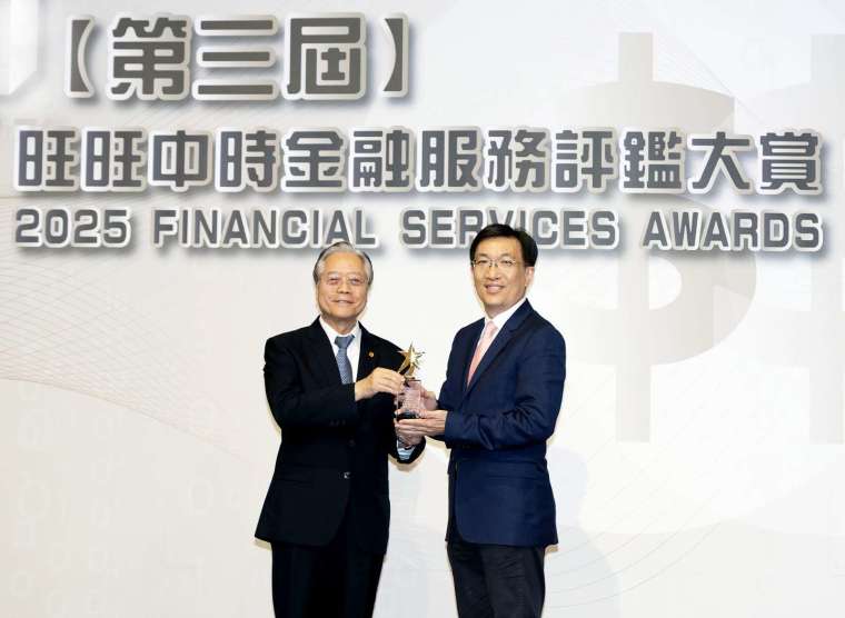 凱基證券榮獲2025旺旺中時金融服務評鑑大賞「創新平台獎」,由電子商務部主管鄭嘉慶代表領獎(右),金融研訓院董事長雷仲達頒獎。