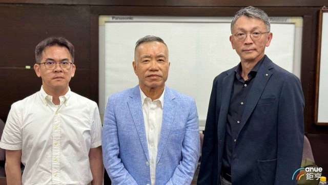 左至右為弘塑總經理黃富源、董事長張鴻泰、執行長石本立。(鉅亨網記者魏志豪攝)