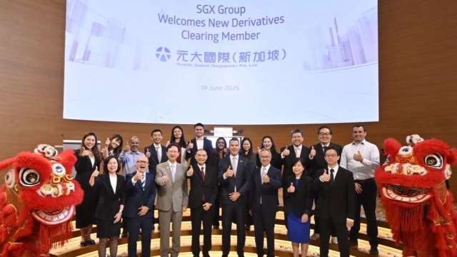 元大期貨旗下子公司元大國際(新加坡)今日於新加坡交易所(SGX)舉行敲鐘儀式。(圖:元大期提供)