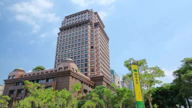 Fed明年降息空間縮 國泰世華:美股短線不宜追高、債券建議抱短天期。(圖:國泰金控提供)