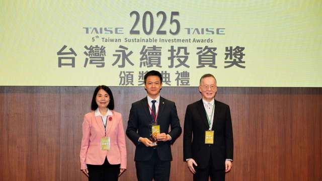 台新金控落實永續獲台灣永續投資獎,由台新銀行金融市場事業總處執行長詹景翔代表受獎(中)。(圖:台新金提供)