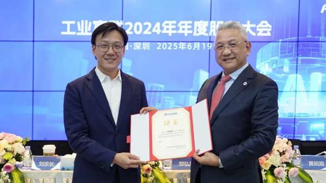 左起為工業富聯首任輪值CEO、首席資料長劉宗長,以及董事長鄭弘孟。(圖:公司提供)