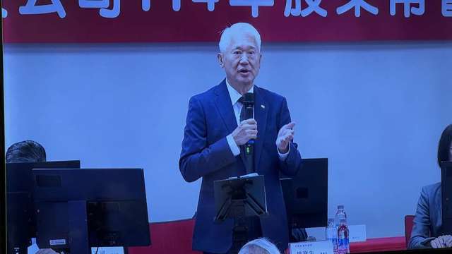 新光金 (2888-TW) 今 (23) 日舉行 2025 年股東常會,由董事長魏寶生主持。(擷取自新光金直播)