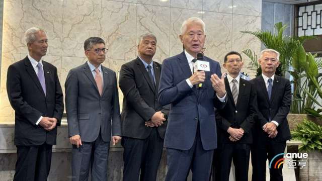 新光金董事長魏寶生(前)於2025年股東會後率領經營團隊亮相。(鉅亨網記者陳于晴攝)