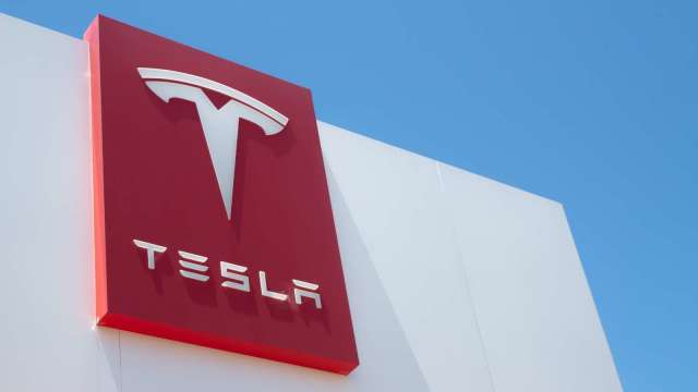 逆向行駛、跨越雙黃線... 特斯拉自駕小黃交通違規 引主管機關關切 (圖:Shutterstock)