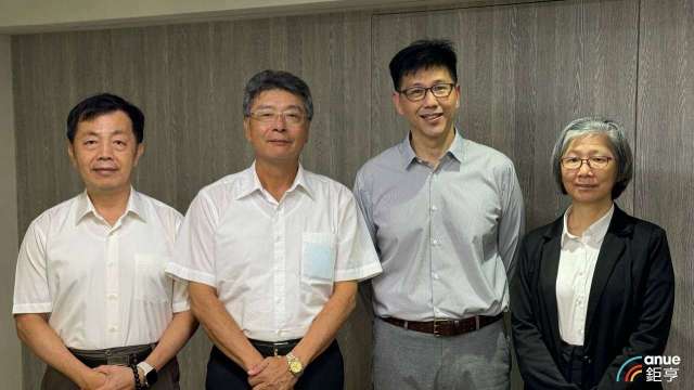 左至右為笙泉總經理林明為、董事長溫國良、營運行銷處協理廖崇榮、財務部經理孫茜綾。(鉅亨網資料照)