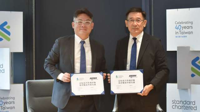 渣打銀行與內政部刑事警察局簽署反詐騙合作意向書,左為渣打銀行總經理邢保利,右為刑事警察局副局長邱紹洲。(圖:渣打提供)