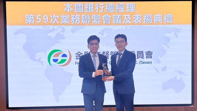 臺灣企銀獲金管會頒發「本國銀行加強辦理中小企業放款方案」績優銀行,由金管會主委彭金隆(左)頒獎予臺灣企銀總經理李國忠(右)。(圖:臺企銀提供)