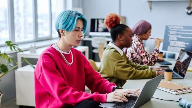 Z世代職場新標準:午睡區、趣味室、寵物友善重要性提升(圖:shutterstock)