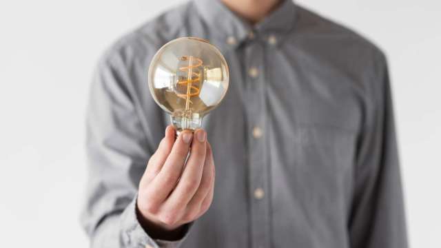 如何在市場波動中穩住心態,做出理性決策? (圖:shutterstock)