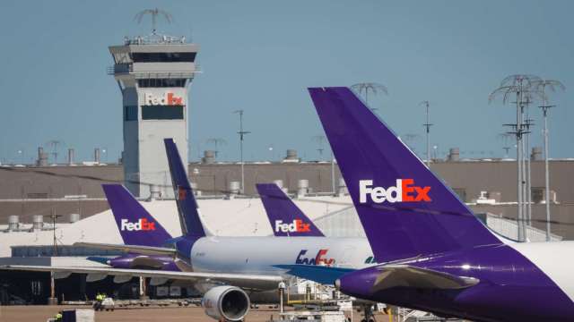FedEx稱5月份中美航線貨運量「急劇惡化」,衝擊該公司最賺錢的洲際航線。(圖:Shutterstock)