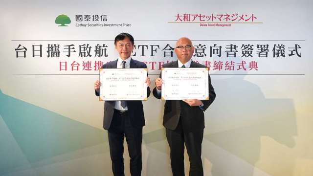 國泰投信董事長張錫(左)與大和資產管理公司社長佐野径(右)共同出席合作意向書簽署儀式。(圖/國泰投信提供)