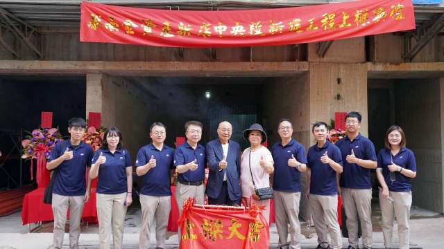 華南金資產管理董事長李宗賢(左四)率領都更危老華南隊與地主合影。(圖:華南金提供)