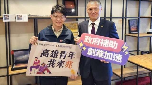 兆豐銀行南區營運中心營運長馬孝親（右）與高雄市青年局局長林楷軒（左）。（圖：兆豐銀提供）