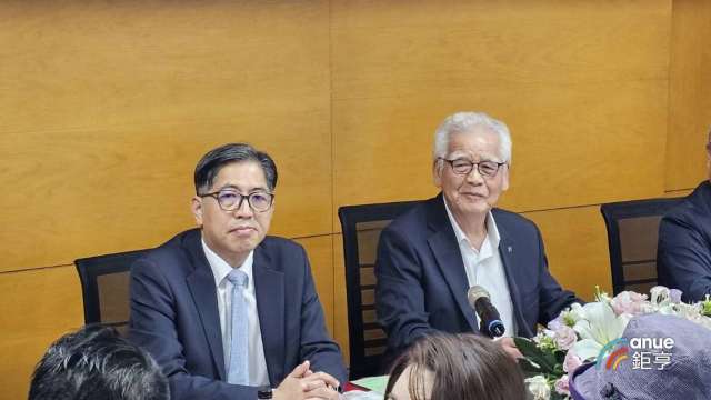 李文造(右)續任長虹董事長。(鉅亨網記者張欽發攝)