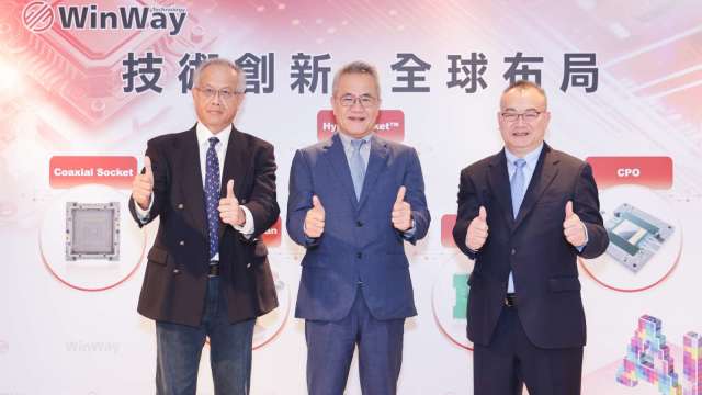 圖中為穎崴董事長王嘉煌、右為資深副總陳紹焜,左為財務長李振昆。(業者提供)