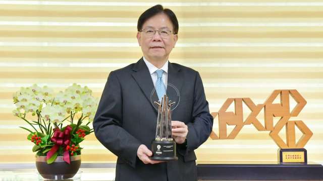 臺灣企銀董事長李嘉祥率團隊扶持中小企業永續經營,榮獲亞洲企業社會責任獎。(圖:臺企銀提供)