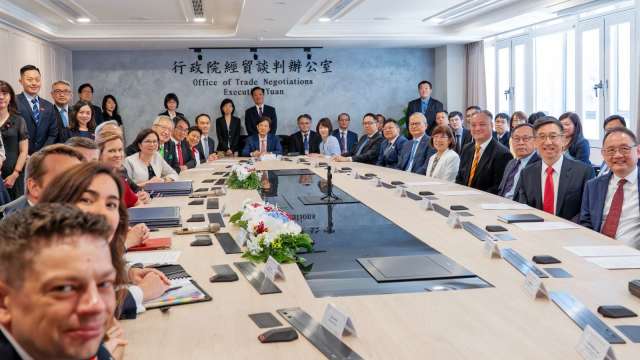 台英雙方今於台北正式簽署提升貿易夥伴關係3項領域協議。(圖:行政院提供)