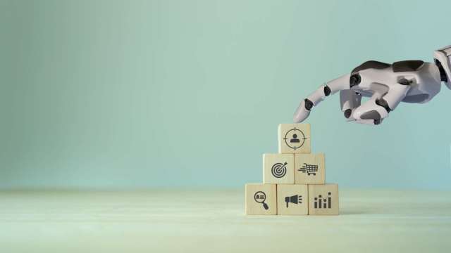 黃仁勳:機器人、自駕進入黃金十年,哪些股票最值得留意? (圖:shutterstock)