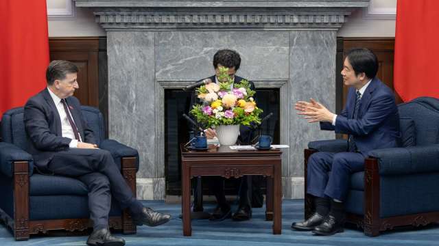 總統賴清德(右)、英國商業暨貿易部副大臣艾禮遜(左)。(圖:總統府提供)