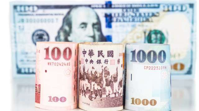 〈台幣〉央行出重手了!急貶逾7角失守29.9關卡 創24年單日最大貶幅。(圖:shutterstock)