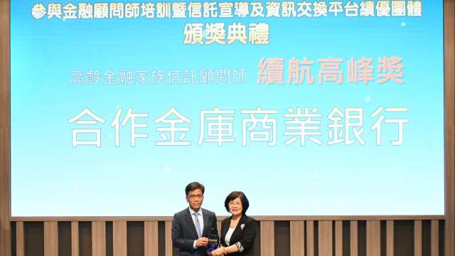 合庫銀行榮獲「顧問師團體獎」、「信託宣導貢獻獎」及「信託資訊交換平台榮耀獎」三大獎項,由金管會主委彭金隆(左)頒發獎座予合庫銀行總經理王淑芳(右)。 (圖:合庫銀提供)