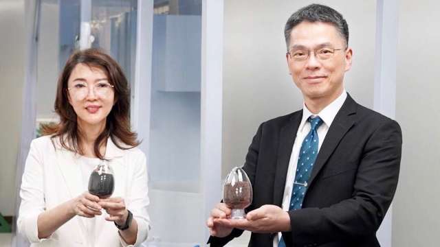 台塑新智能董事長王瑞瑜(左)、台塑新智能總經理劉慧啓(右)。(圖:台塑新智能提供)
