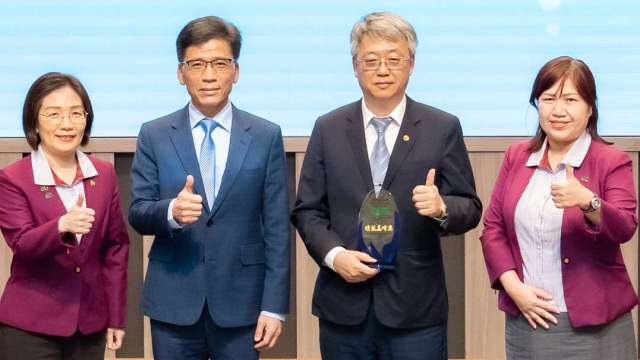 兆豐銀行榮獲信託公會頒發「顧問師團體獎-續航高峰獎」與「信託資訊交換平台榮耀獎」2項殊榮,由金管會主委彭金隆(左2)頒獎,兆豐銀行副總經理陳建中(右2)代表受獎。