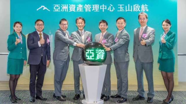 玉山金控黃男州董事長(右四) 、陳茂欽總經理(右五)、玉山銀行私銀暨財管總處張綸宇資深副總(右三)、玉山證券陳烜台總經理(左三)宣布玉山資產管理專區業務正式開辦。(圖:玉山提供)