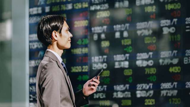 逃過匯損!6月台灣股票基金均漲6.95%居冠 法人建議7月在「訊號」出現前分散投資。(圖: shutterstock)