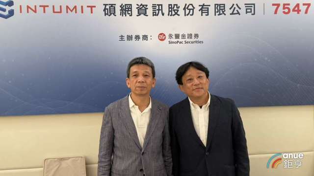 碩網7月下旬掛牌上櫃 ，左為董事長張育達，右為總經理邱仁鈿。(鉅亨網記者王莞甯攝)