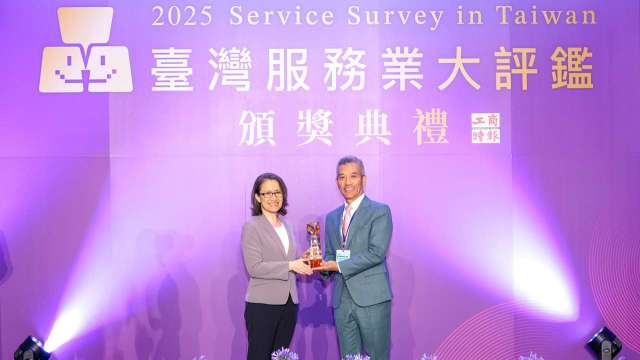 副總統蕭美琴(左)頒發「臺灣服務業大評鑑」銀行業金牌獎獎座，由玉山銀行林隆政總經理(右)代表受獎。(圖/玉山銀提供)