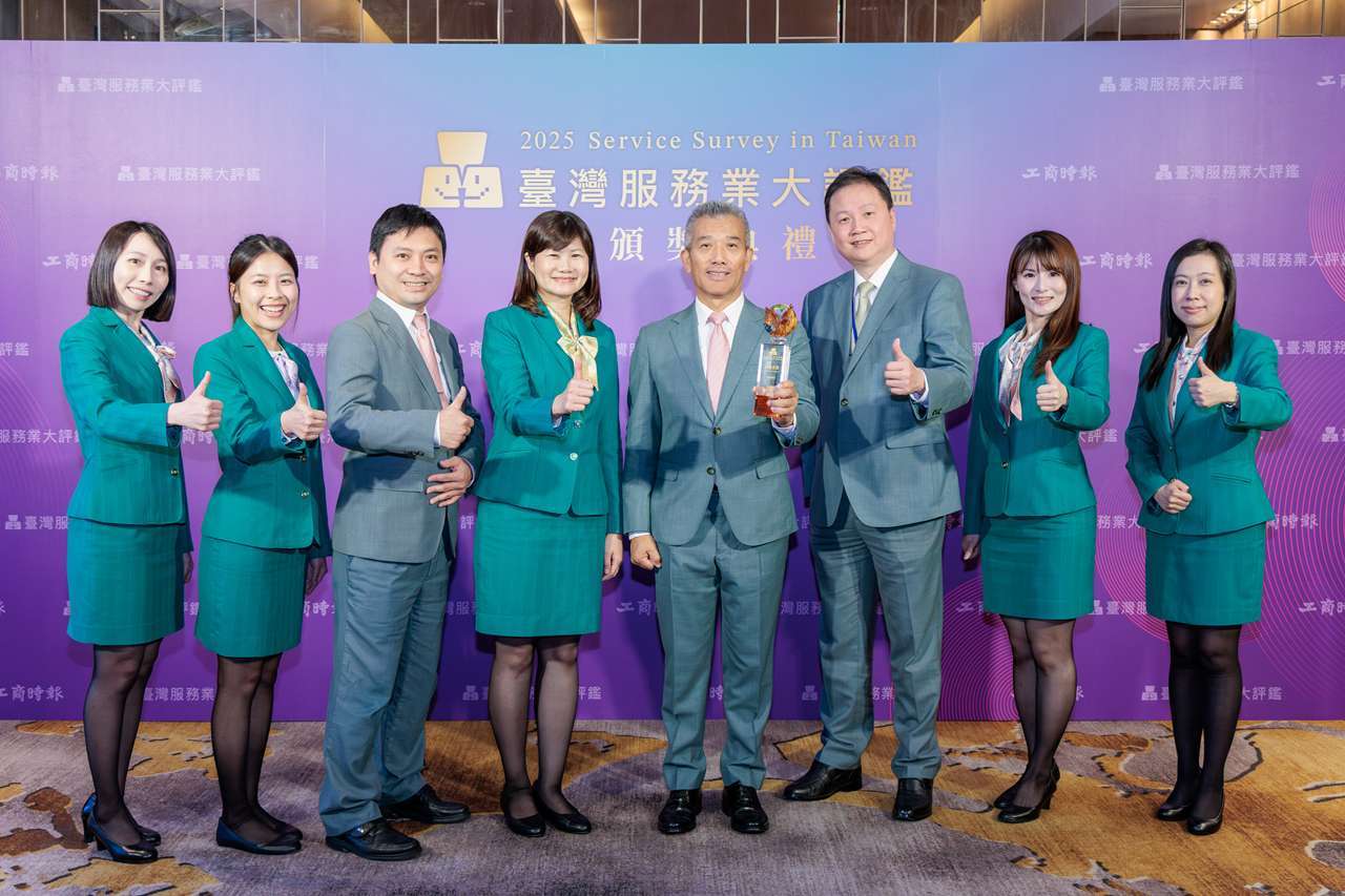 玉山銀行蟬聯2025「臺灣服務業大評鑑」銀行業金牌獎，玉山銀行林隆政總經理(右四)率隊出席領獎。(圖/玉山銀提供)