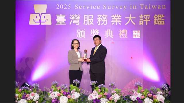 永慶房屋獲「2025臺灣服務業大評鑑」連鎖房仲業金牌，副總統蕭美琴蒞臨頒獎。(圖：永慶房屋提供)