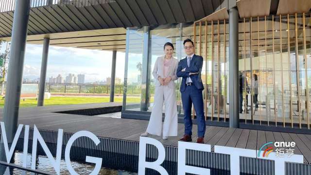 遠雄建設總經理王耀堂(右)與遠雄房地產總經理張麗蓉。(鉅亨網記者張欽發攝)