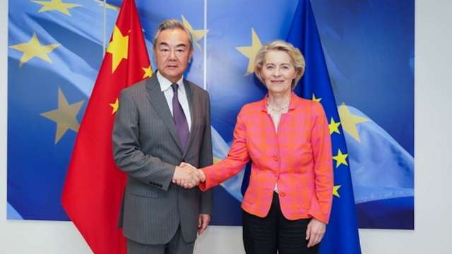 歐盟執委會主席馮德萊恩周三在布魯塞爾會見中國外交部長王毅。（圖：中國外交部）