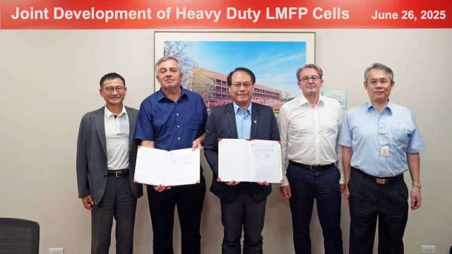 左起為台灣泓辰材料董事長陳宏力、法國Saft公司技術長 Dr. Nechev、工研院材料與化工所所長邱國展、法國Saft績效長Mr. Viriot、工研院材料與化工所組長廖世傑。(業者提供)