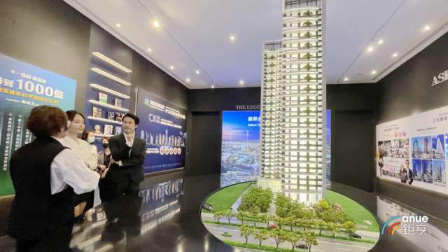 台灣大型建商加速在商辦、廠辦案的推案。(鉅亨網記者張欽發攝)