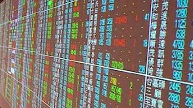靜待美國關稅出爐電子權值無力,台股開盤一度跌逾250點。(鉅亨網資料照)