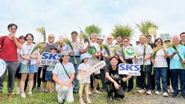 與會貴賓與新保參與同仁於稻田中合影留念,共同見證企業、政府與在地社群攜手打造友善農田生態圈。(圖:新保提供)