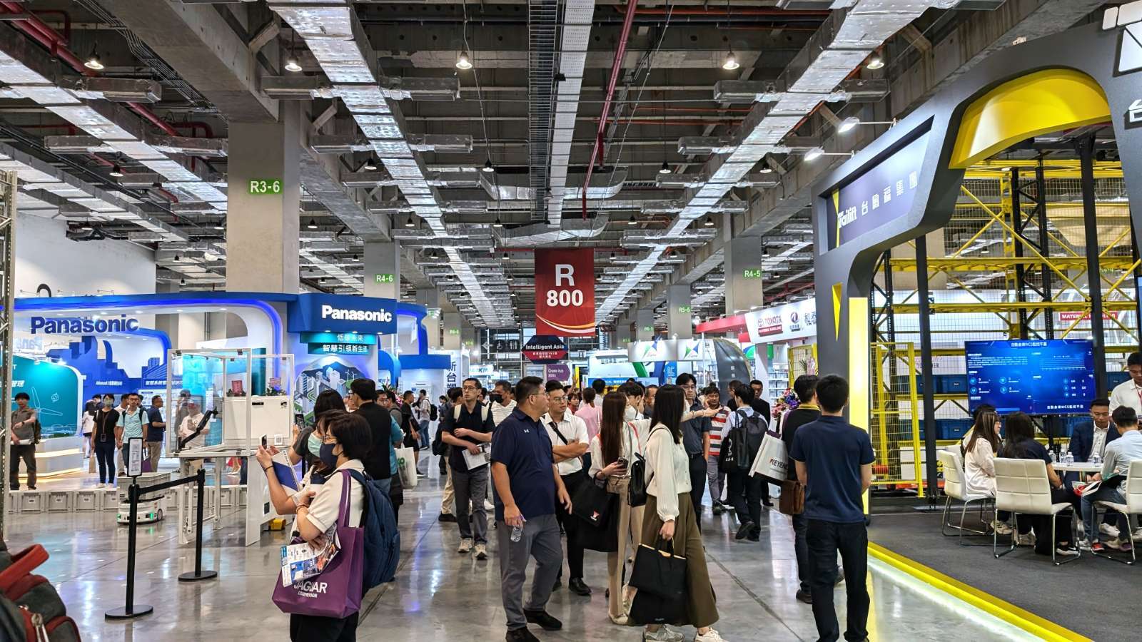 圖為「Intelligent Asia 2024」南港二館展區現場,包含雷射、物流、模具、3D列印、流體傳動等多元主題展出,同樣吸引大量觀眾參與,展現智慧製造議題熱度。