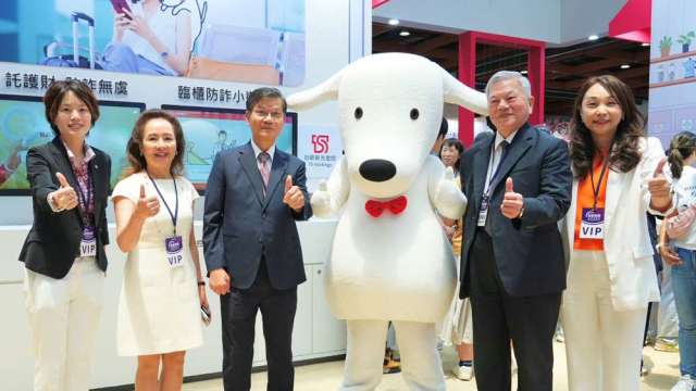 左起為:台新銀行客群經營處副總經理辛孝敏、台新銀行總經理林淑真、生策會會長翁啟惠、生策會召集人沈榮津、台新銀行個人金融事業總處執行長包國儀。(圖/台新新光金)